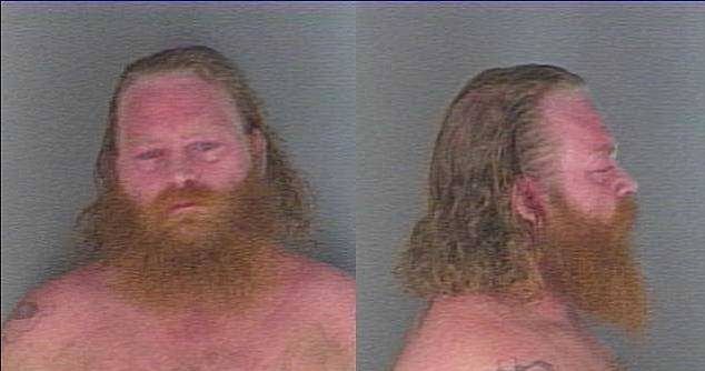 #Video Policía golpea a hombre inocente fuera de su casa