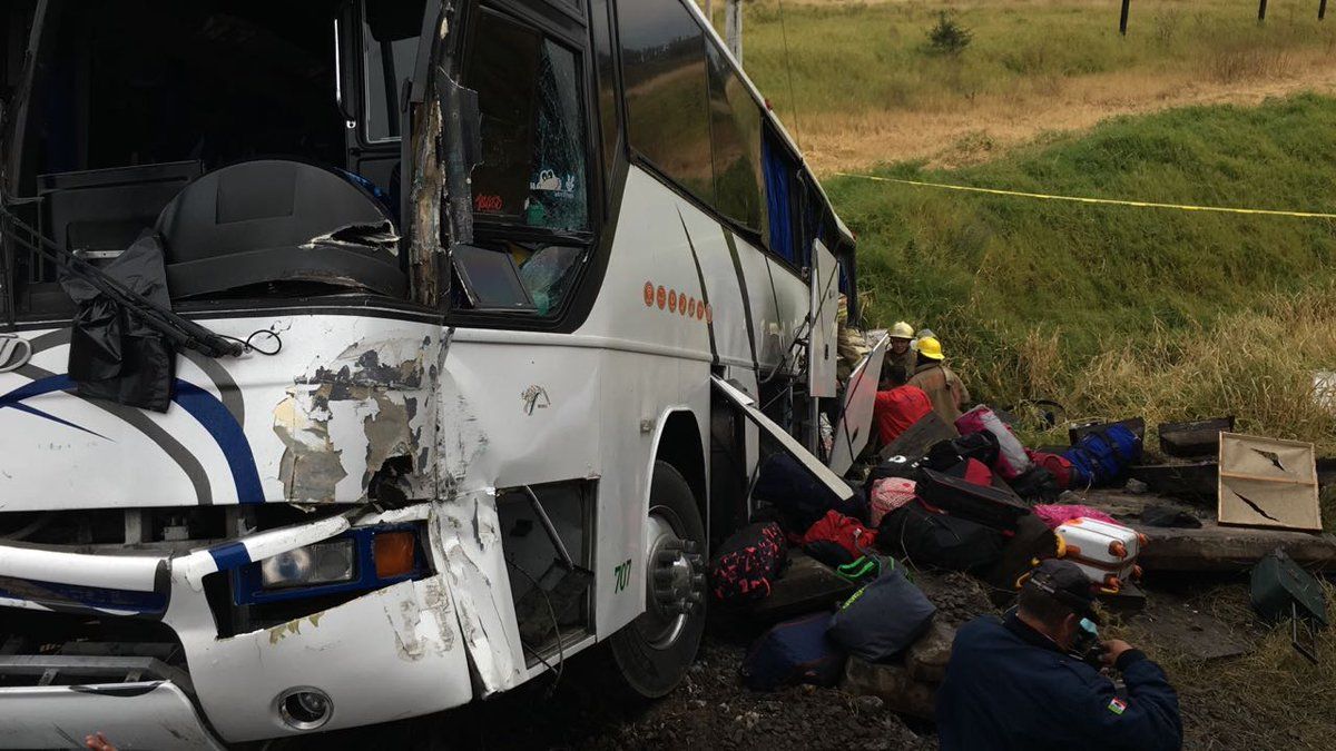Tren embiste camión y deja al menos dos muertos en Jalisco
