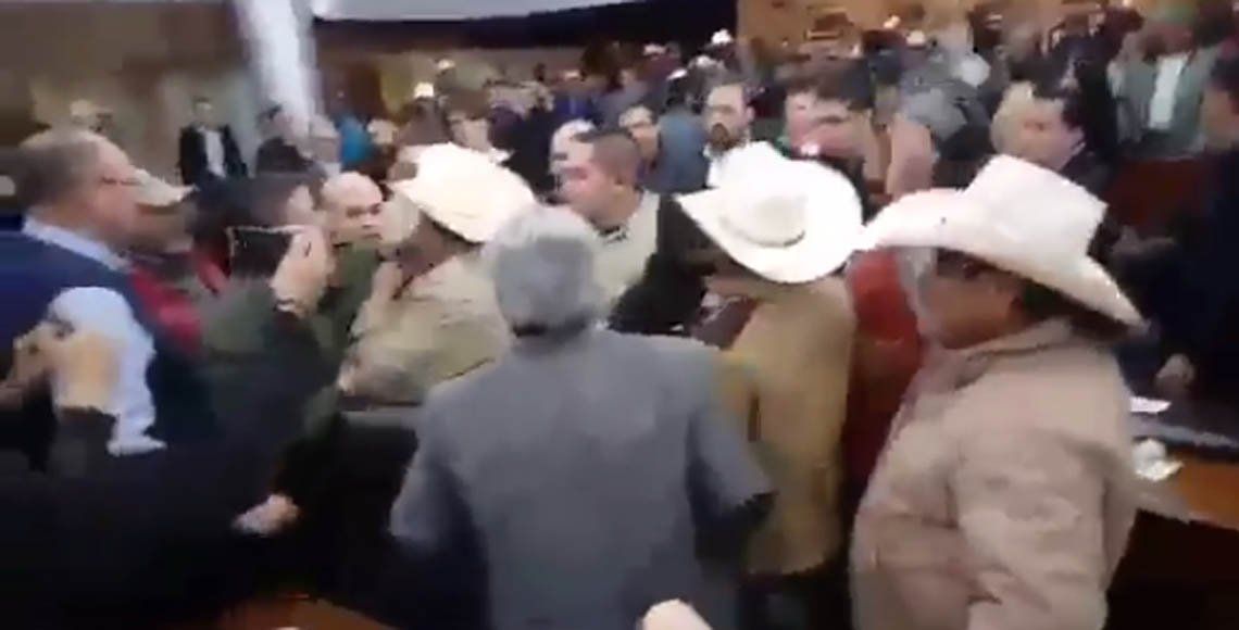 #Video Riña entre barzonistas y diputados de Chihuahua