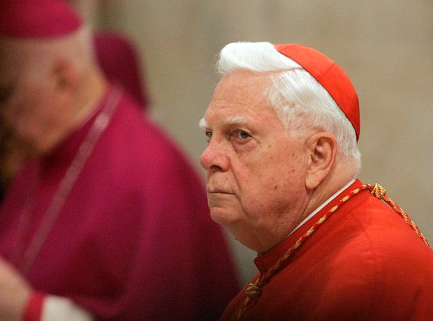 El papa bendice ataúd de cardenal que encubrió a pederastas