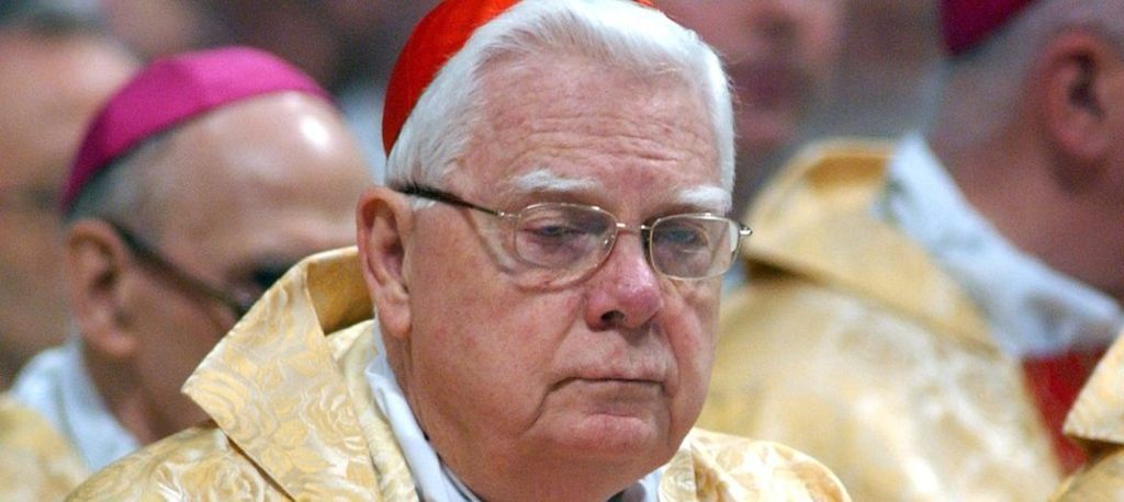 Muere cardenal Bernard Law, figura central en escándalos de abuso