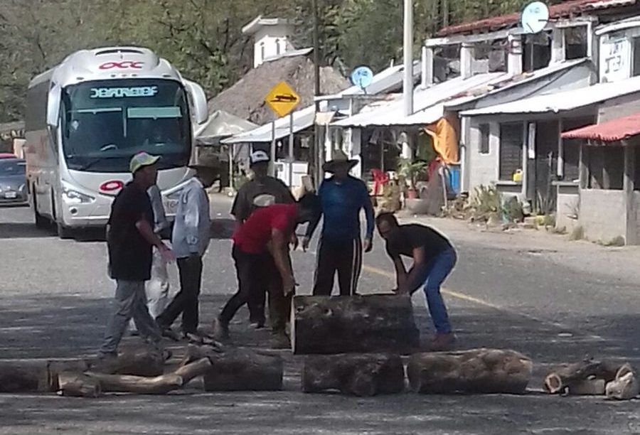Damnificados por sismo bloquean carretera en Oaxaca