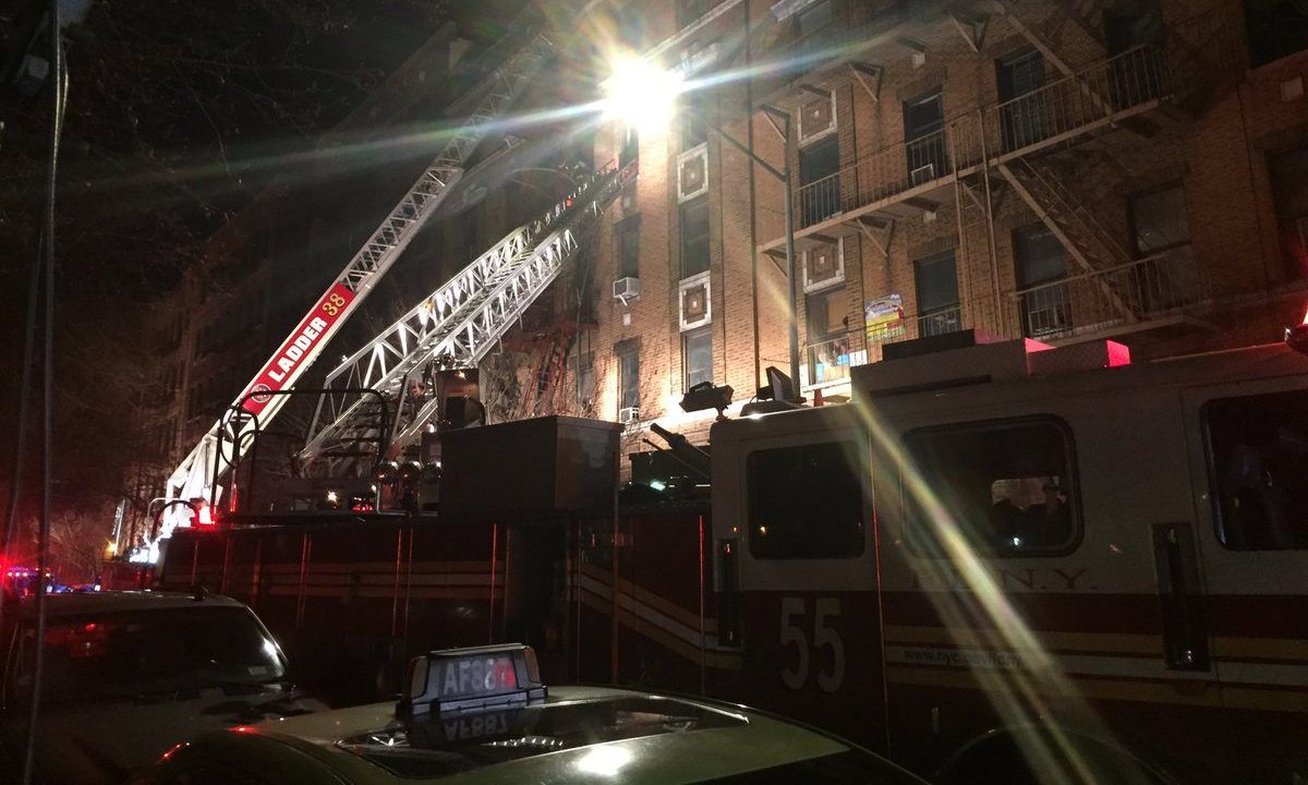 Incendio en edificio de Nueva York deja doce muertos