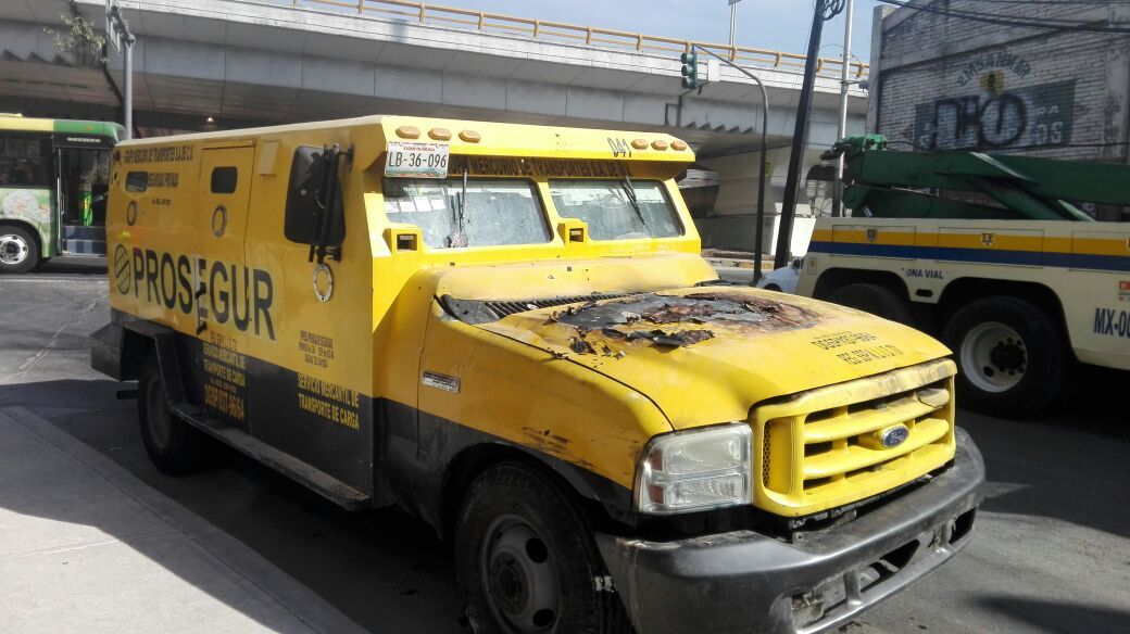 Se incendia camioneta de valores sobre Circuito Interior