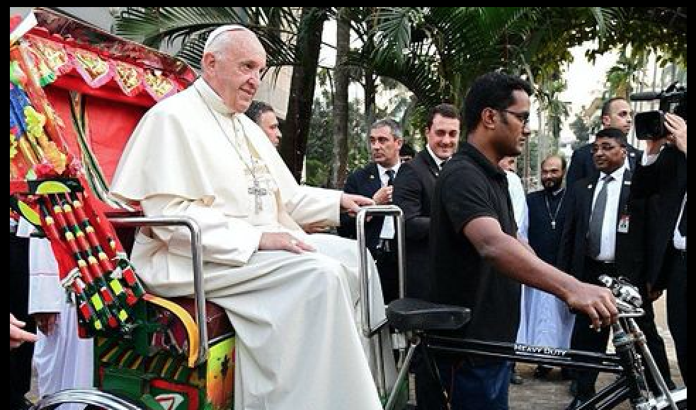 El papa Francisco viaja en rickshaw por Bangladesh
