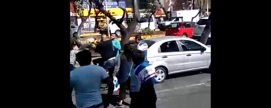 #Video Ciudadanos golpean a presuntos asaltantes en Lomas Verdes
