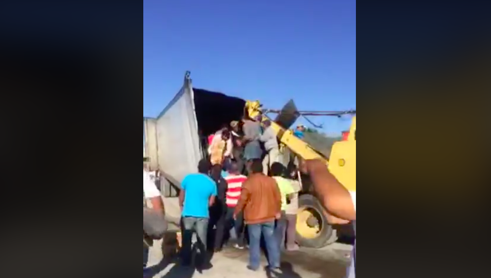 #VIDEO Rapiña de cerveza en camión accidentado