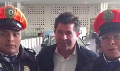 #Video Policías devuelven computadora olvidada por diputado en AICM