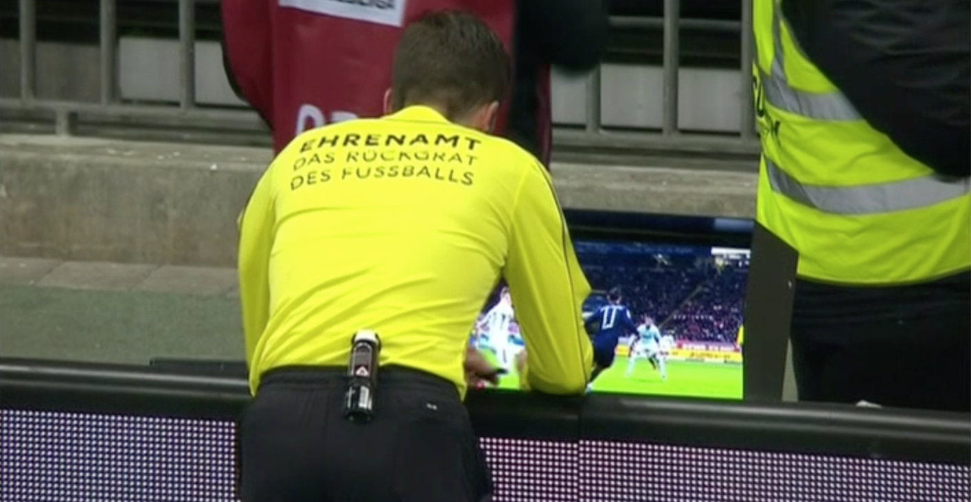 Jugador vuelve de las regaderas tras análisis de jugada con VAR