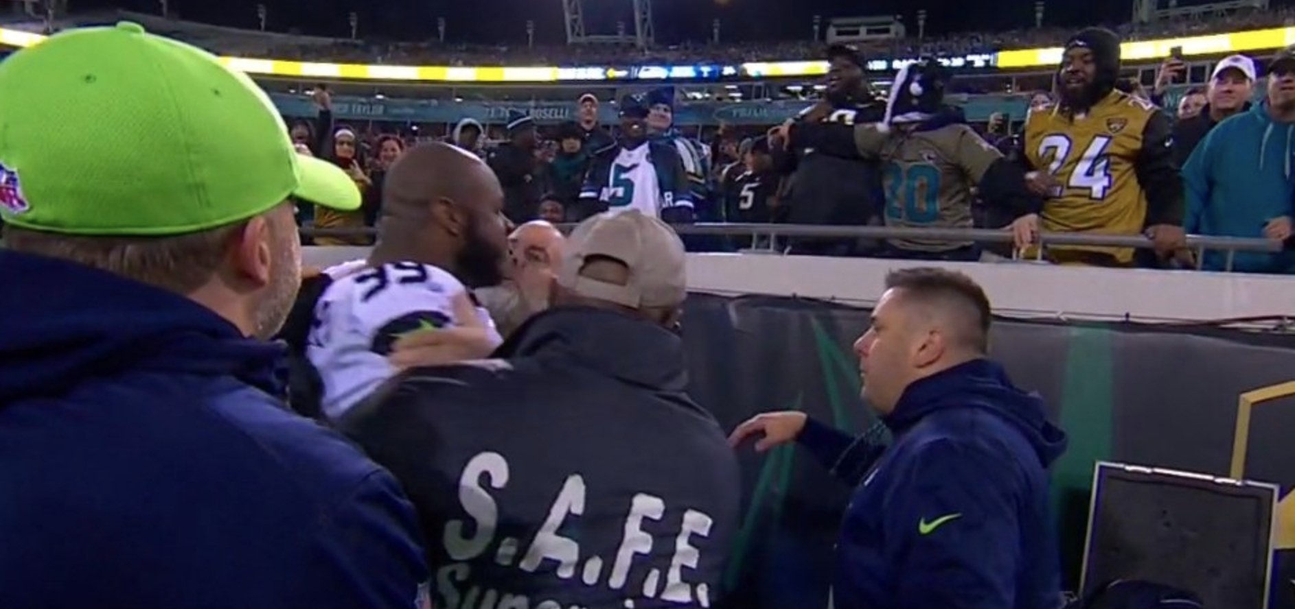 #Video Jugador de la NFL intenta brincar a las gradas para confrontar a fanáticos