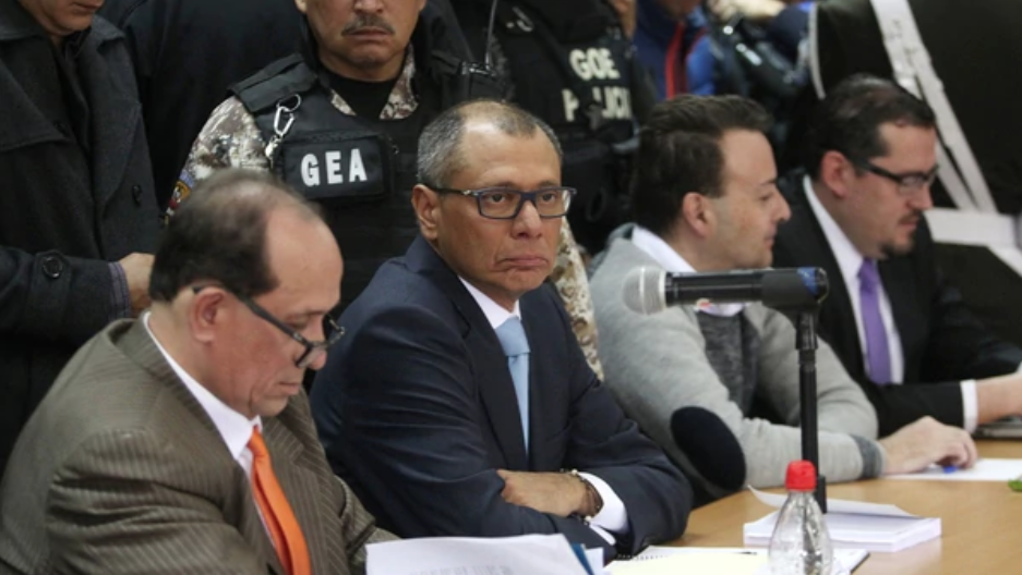 Condenan por corrupción a vicepresidente de Ecuador