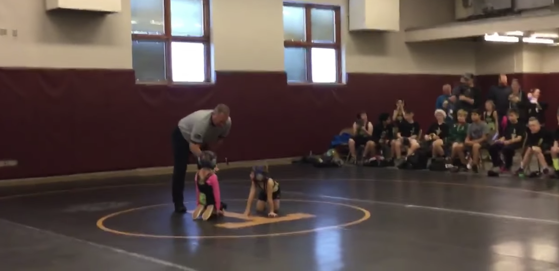 #Viral Niño corre a defender a su hermana en combate de lucha libre escolar