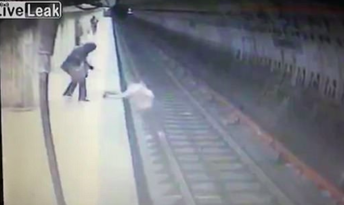 #VIDEO Mujer asesina a joven aventándola al Metro