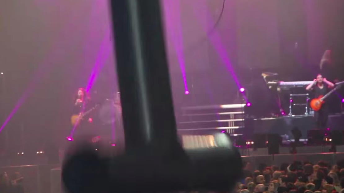 #VIDEO Caída de ducto durante concierto deja 12 heridos