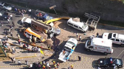 Caída de retroexcavadora en Interlomas deja dos muertos Caída de retroexcavadora en Interlomas deja dos muertos