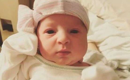 Mujer de 26 años da a luz a bebé con embrión congelado en 1992