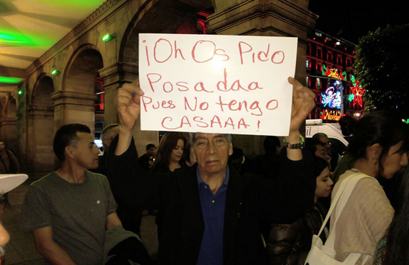 Damnificados por sismo piden posada a Mancera