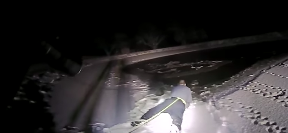 #Video Rescatan a perrita de estanque helado en Nueva Jersey