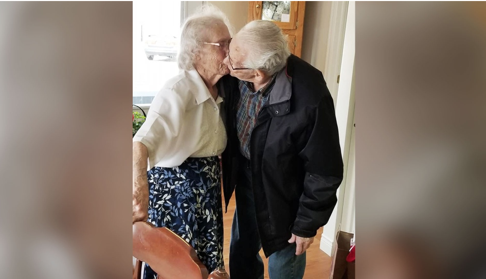 Pareja de ancianos pasará su primera Navidad separados en 69 años