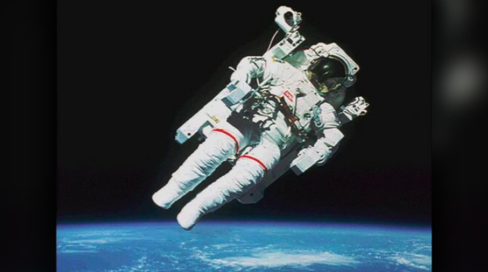 Muere el primer astronauta en volar libremente en el espacio