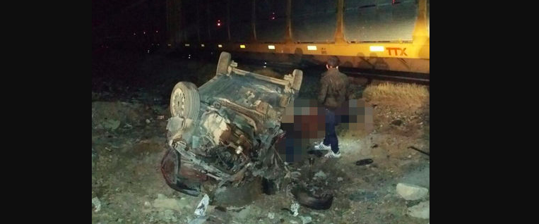 Choque de auto contra tren deja dos jóvenes muertos en Durango