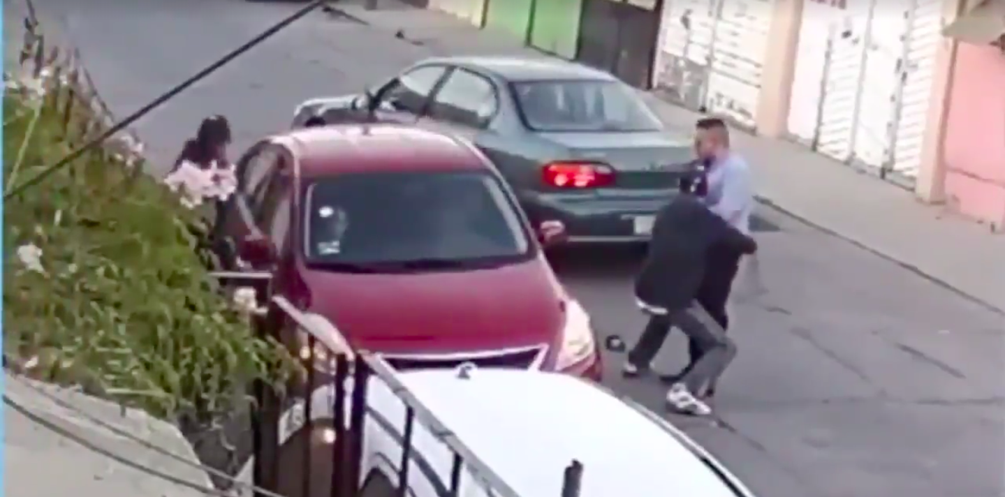 #Video Roban vehículo de hombre al salir de su casa en Ecatepec