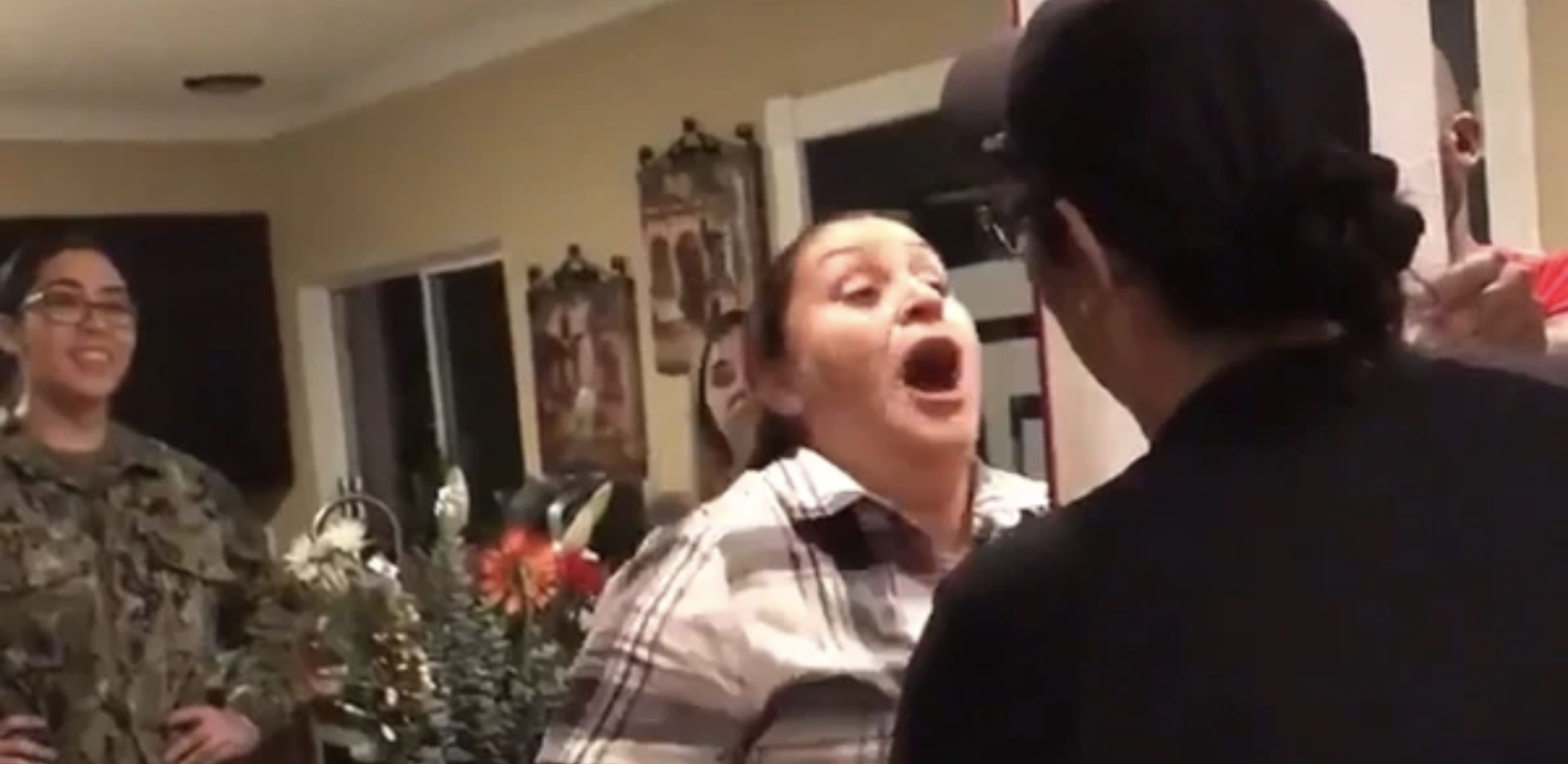 #Viral Joven soldado sorprende a su madre regresando a casa para Nochebuena #Viral Joven soldado sorprende a su madre regresando a casa para Nochebuena