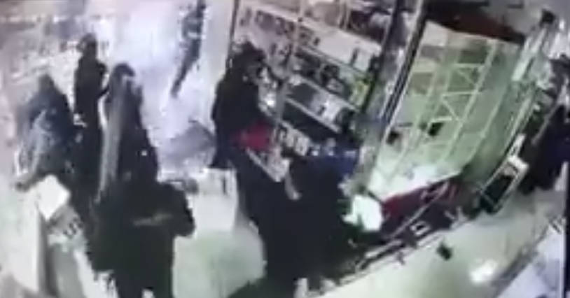 #Video Captan a policías en supuestos actos de rapiña durante operativo