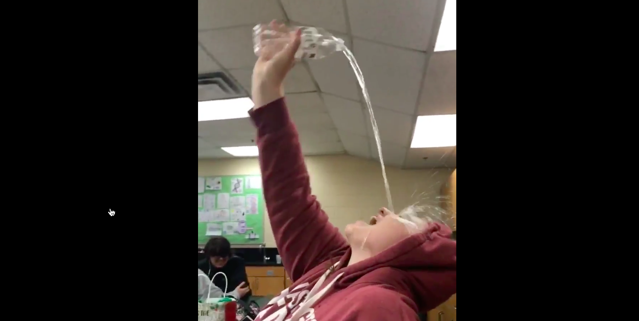 #Viral ‘Straight Arm Challenge’ empapa a miles en redes sociales