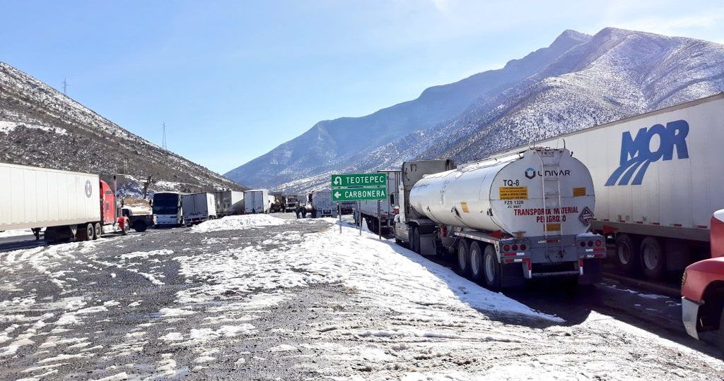 Automovilistas se quedan varados en carretera de Coahuila por nevada