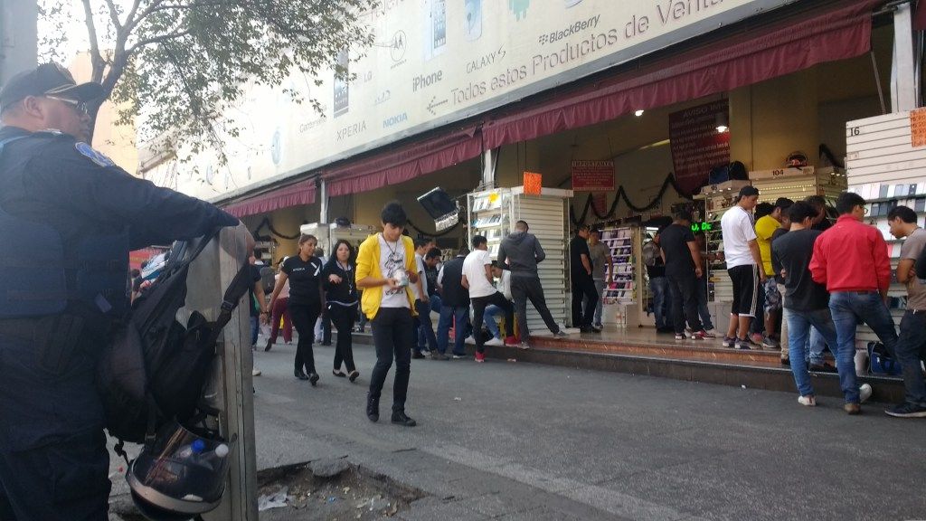 Propone Mancera regular venta de celulares usados