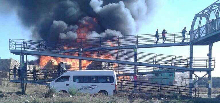 Se incendia taller maderero sobre la Texcoco-Lechería