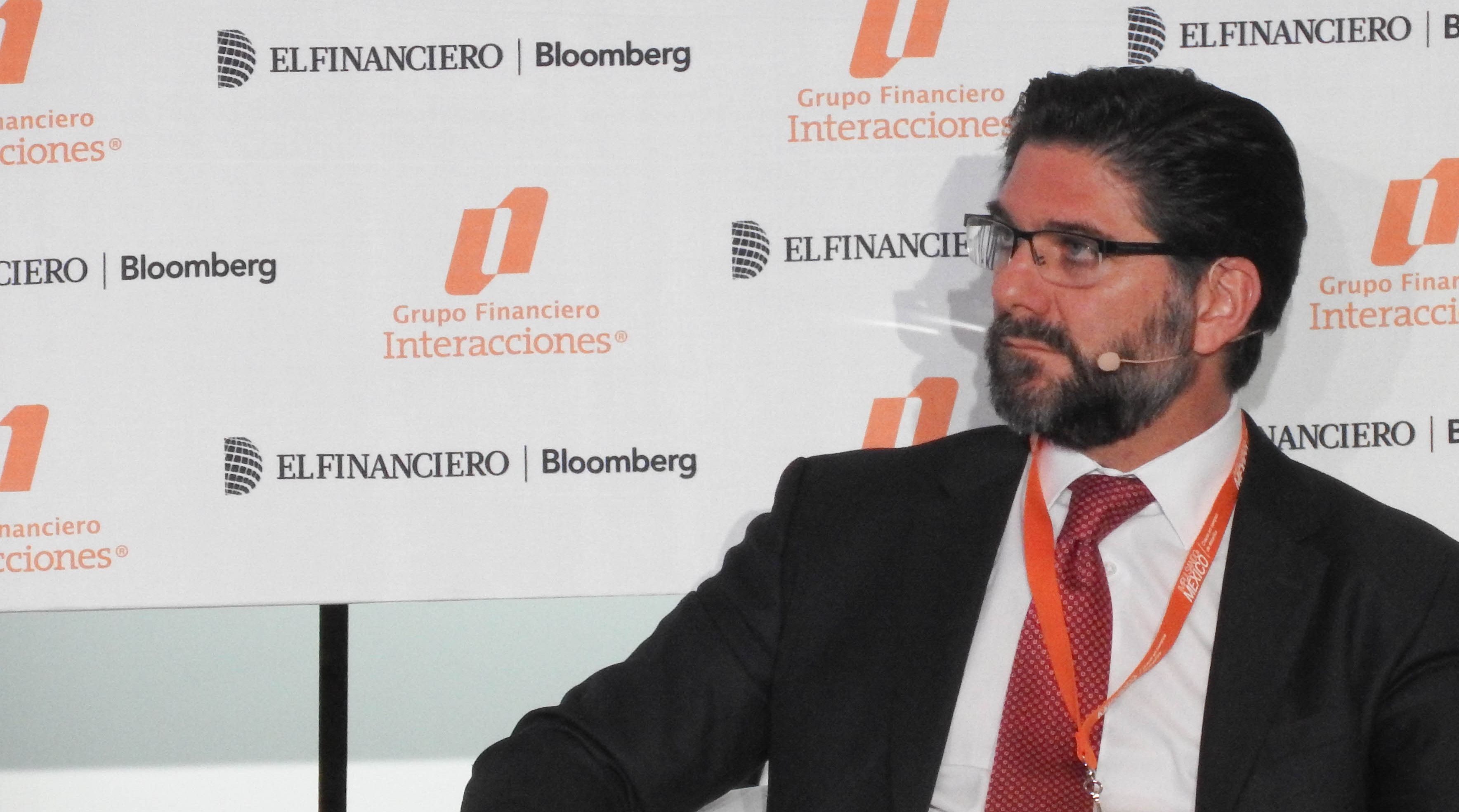 Renuncia González Aguadé a presidencia de la CNBV