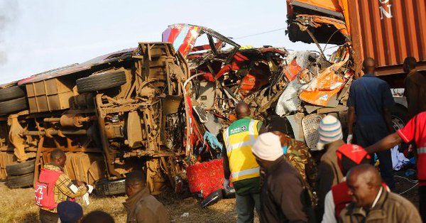 Choque entre camión y autobús en Kenia deja 36 muertos