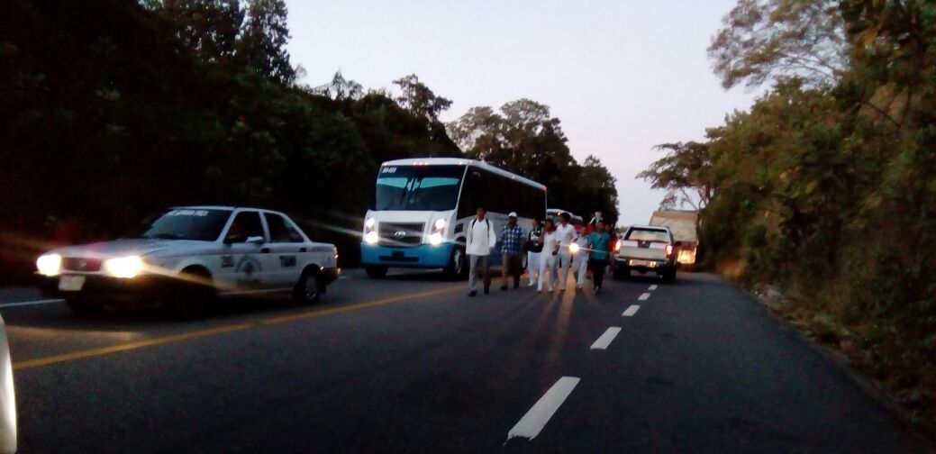 Manifestantes bloquean carretera en costa de Oaxaca