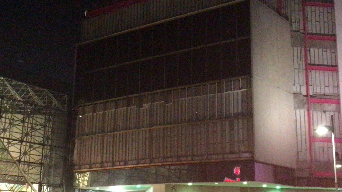 Cae marquesina en Centro Comercial Perisur Cae marquesina en Centro Comercial Perisur