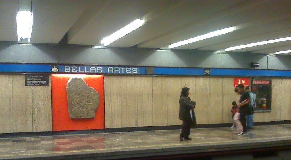 Detienen a mujer en Metro Bellas Artes por robar celular