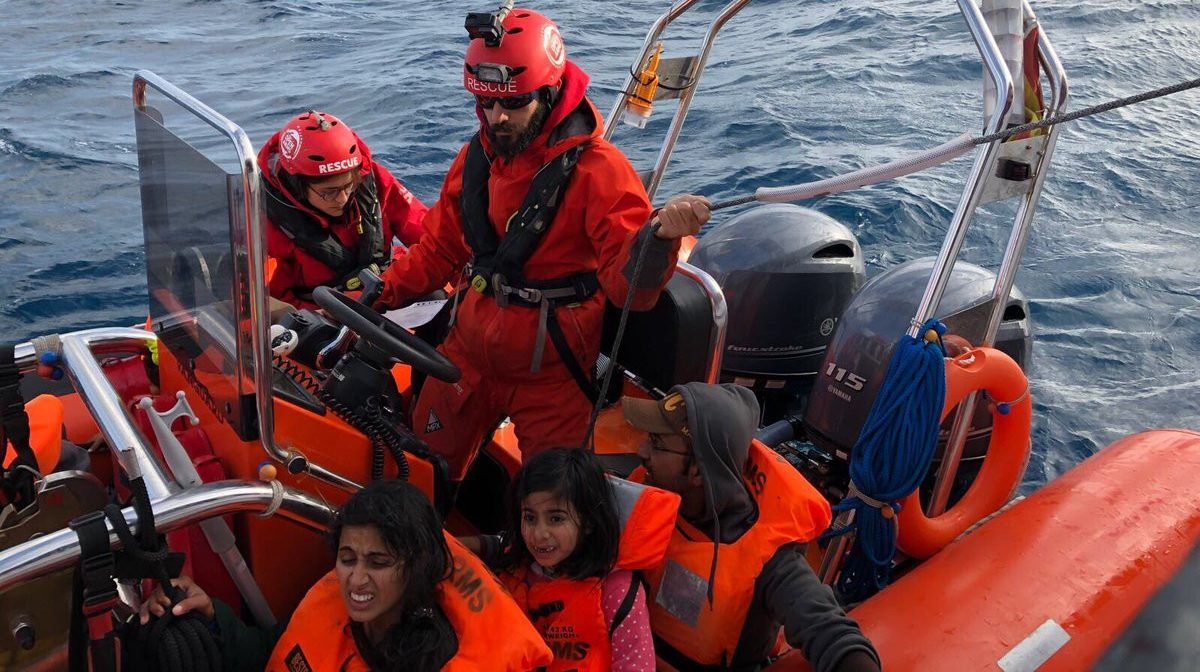 Rescatan a 370 migrantes en océanos de Italia