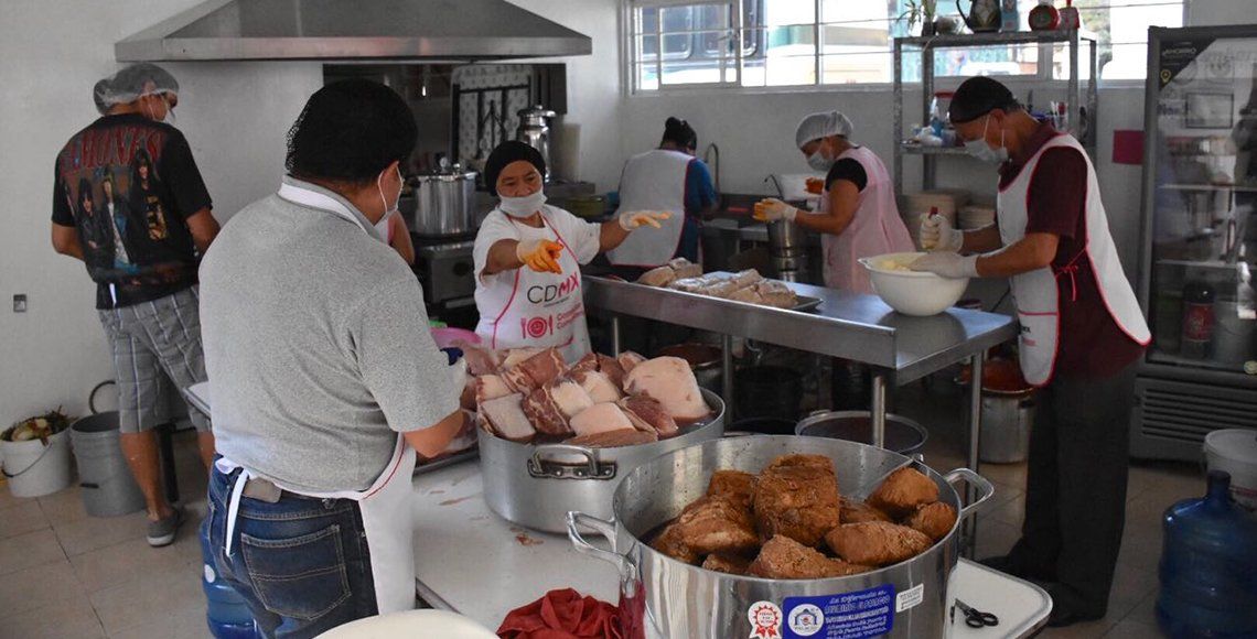 Cocineros preparan 24 mil cenas navideñas para el Zócalo