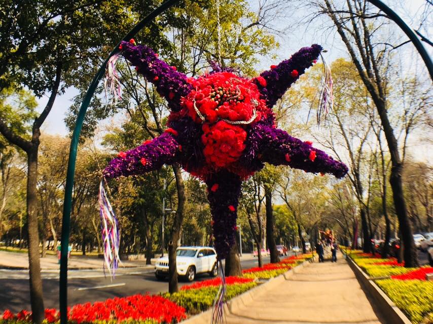 Exposición de piñatas invade Reforma