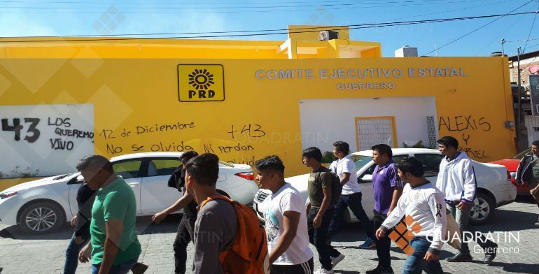 Normalistas realizan pintas y lanzan petardos a oficinas del PRD