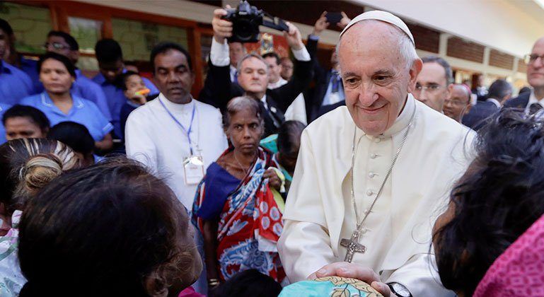 Francisco concluye su gira por Bangladesh