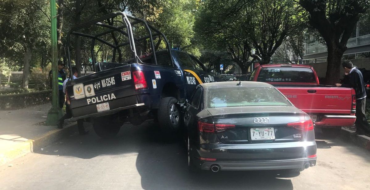 Conductor intenta huir y se estrella contra patrulla en Polanco