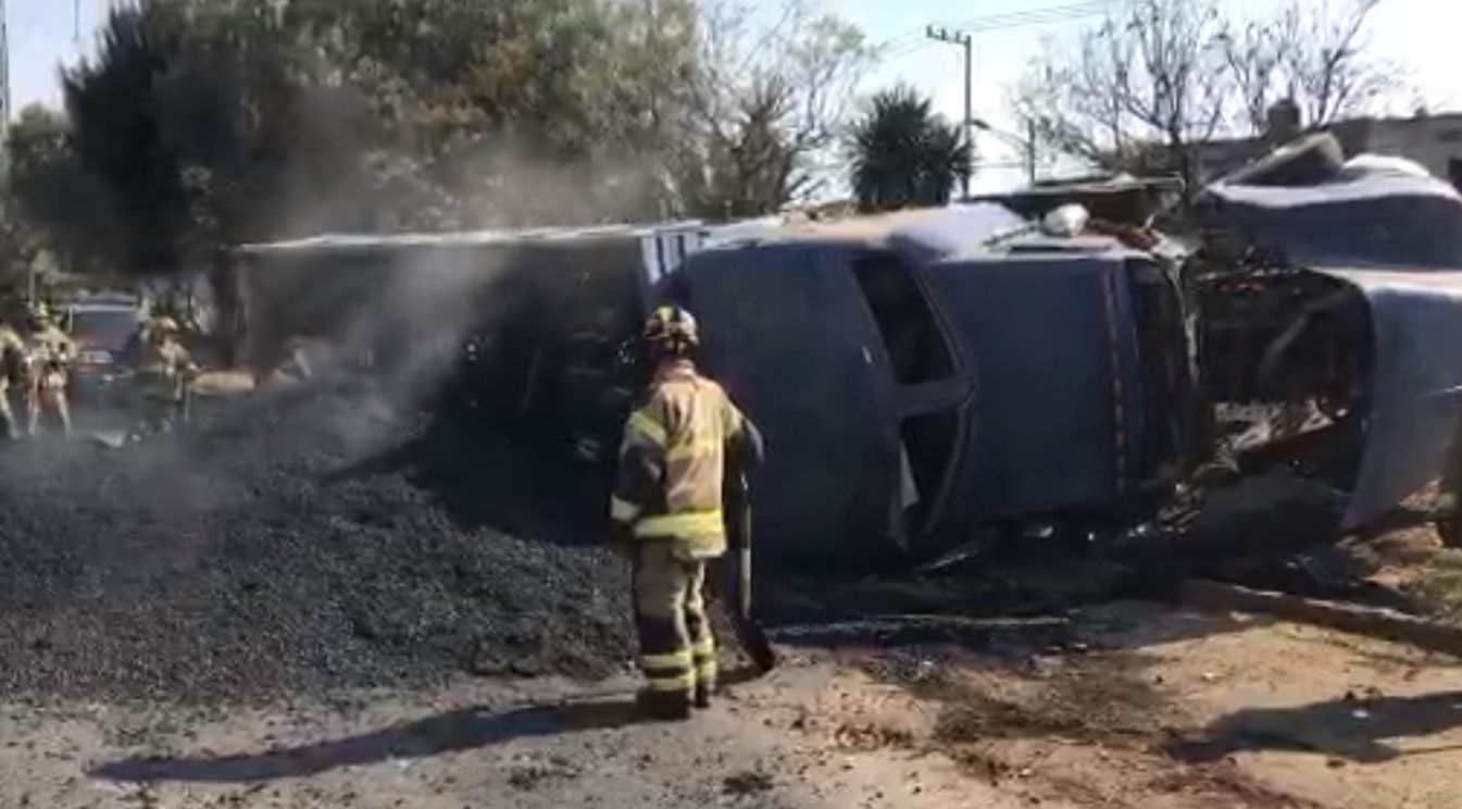 Vuelca camión con 27 toneladas de asfalto en Iztapalapa