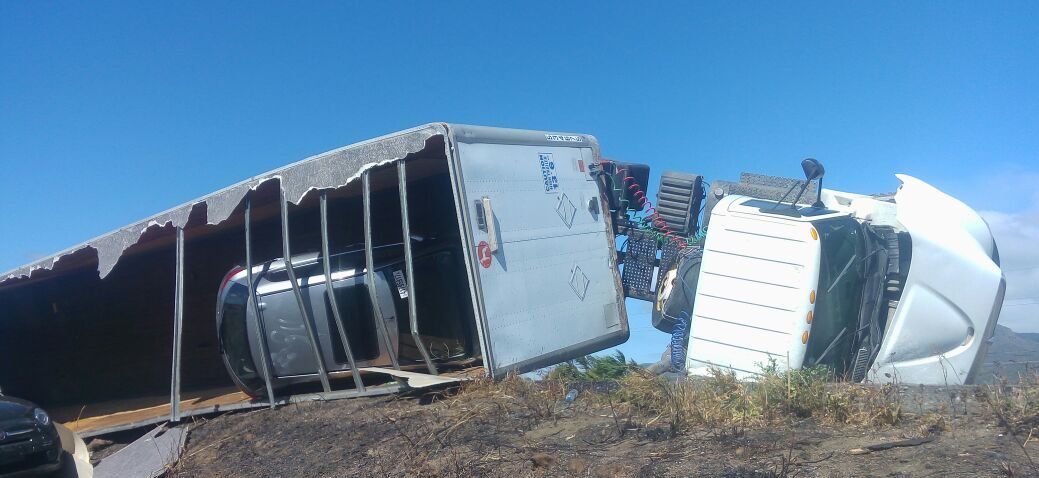 Vientos provocan volcadura de tráiler en Oaxaca