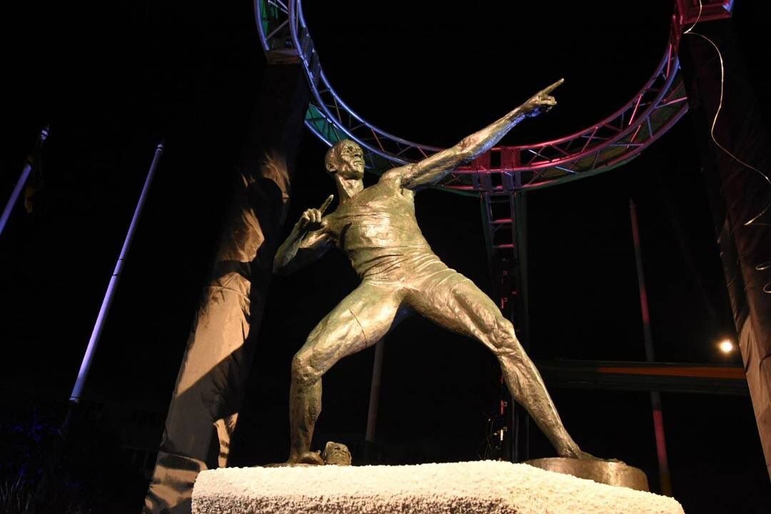Colocan estatua de Usain Bolt en Estadio Nacional de Jamaica