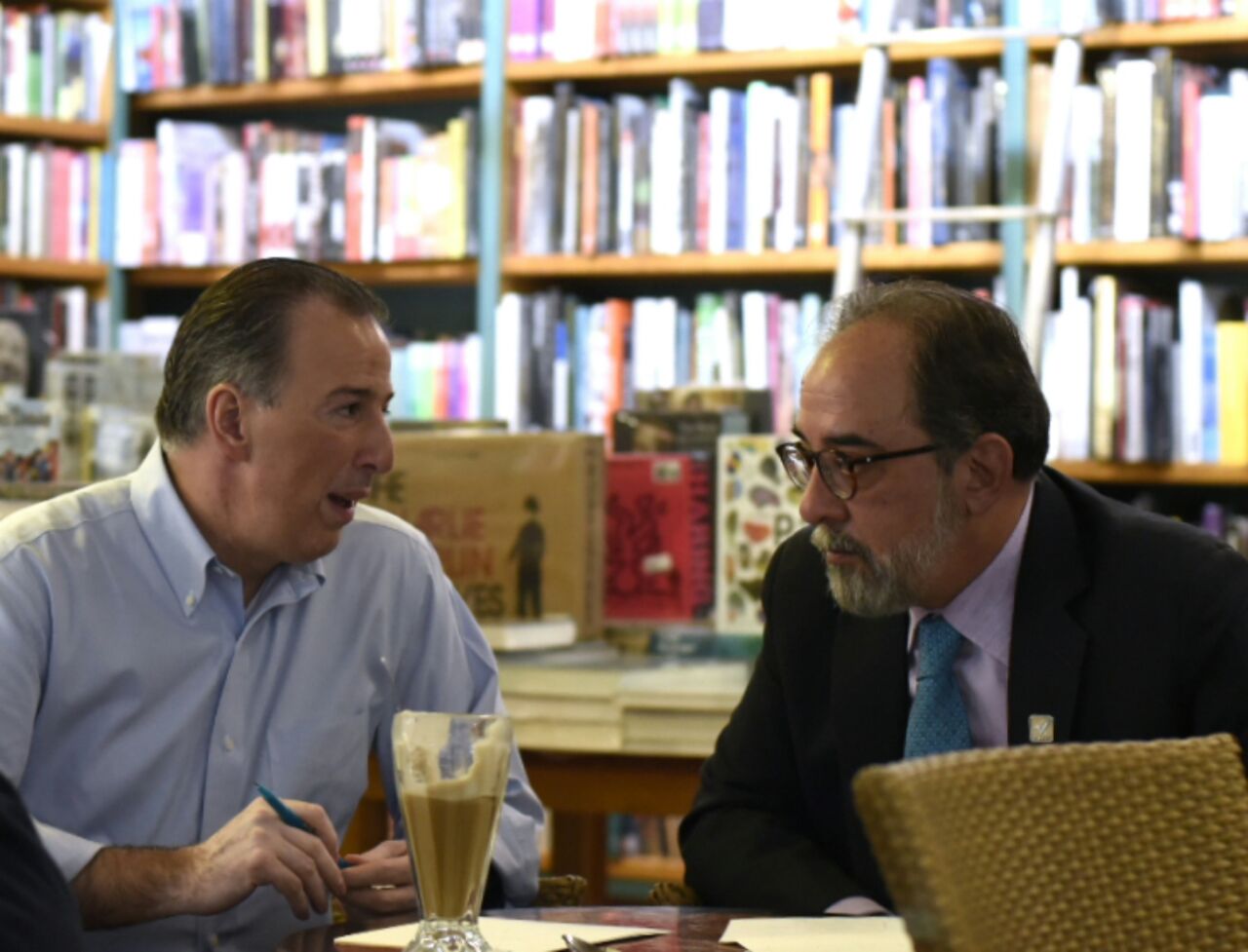 Meade se reúne con presidente de Nueva Alianza por posible alianza