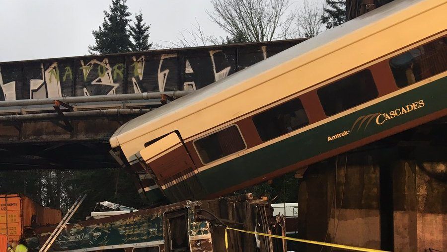 Al menos seis muertos en descarrilamiento de tren en EE.UU.