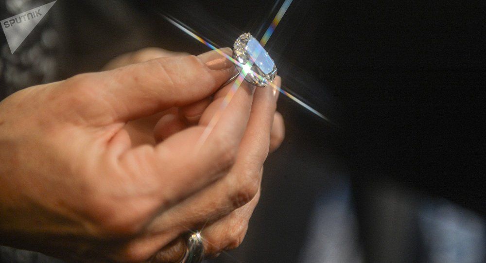 Trabajadores de limpieza encuentran anillo de miles de dólares y lo regresan a su dueña