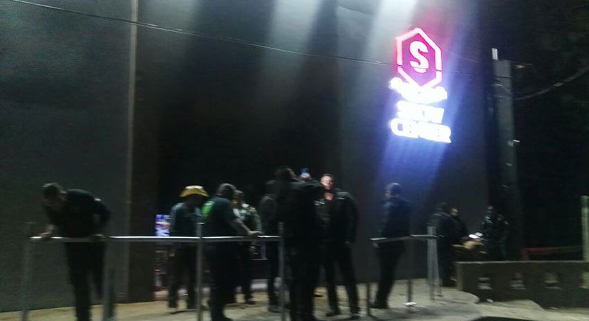 Golpean a guardia e incendian moto por negarles entrada a antro